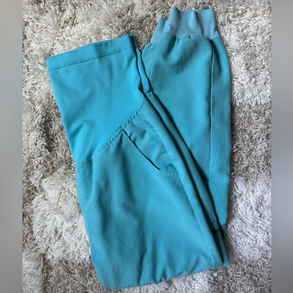 FIGS maternity scrubs - light blue size SM